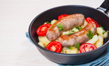 Patates ile bir tavada sosis
