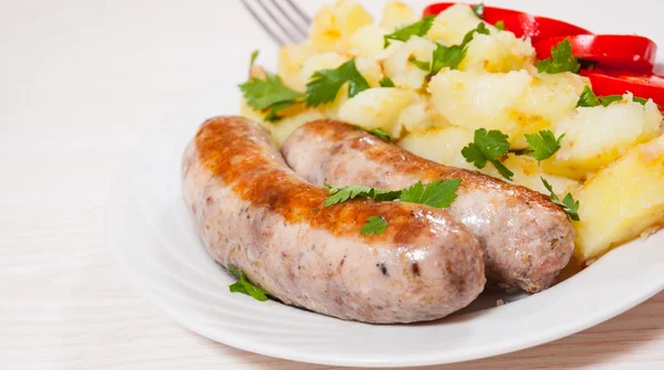 Patatas con salchichas en plato —  Fotos de Stock