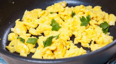 Tavada çırpılmış yumurta..