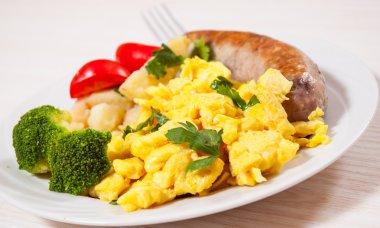 Sosis ve sebze ile çırpılmış yumurta