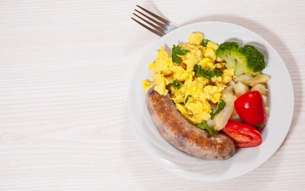 Scrambled egg with sausage and vegetables — Stock Photo, Image