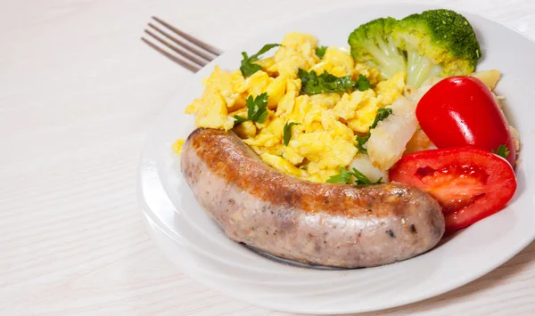 Scrambled egg with sausage and vegetables — Stock Photo, Image