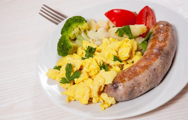 Scrambled egg with sausage and vegetables — Stock Photo, Image
