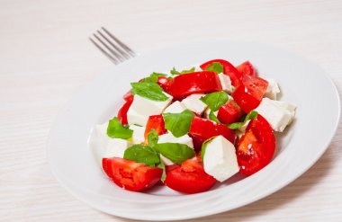 peynir, domates ve fesleğen salata