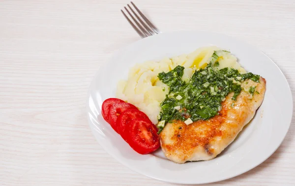 Roasted chicken breast with pesto sauce and mashed potatoes — Stock Photo, Image