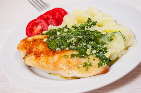 Roasted chicken breast with pesto sauce and mashed potatoes — Stock Photo, Image