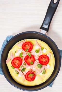 jambon ve peynir bir tavada omlet