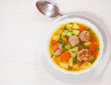 Köfte, farfalle makarna ve sebze çorbası