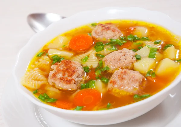 Sopa con albóndigas, pasta de farfalle y verduras —  Fotos de Stock