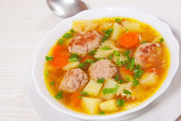 Suppe mit Frikadellen, Farfalle Nudeln und Gemüse — Stockfoto