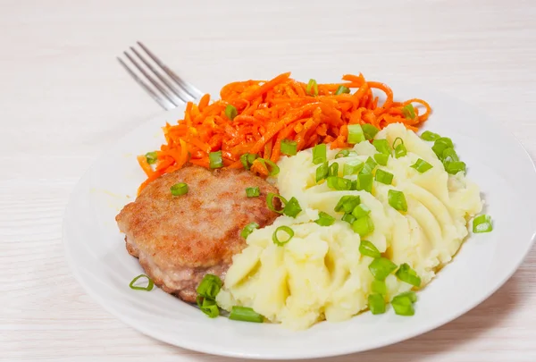 Burger mit Kartoffelpüree und Karottensalat — Stockfoto