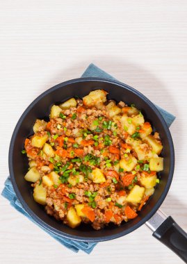 bir tavada kıyılmış et ile haşlanmış patates