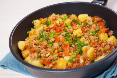 bir tavada kıyılmış et ile haşlanmış patates