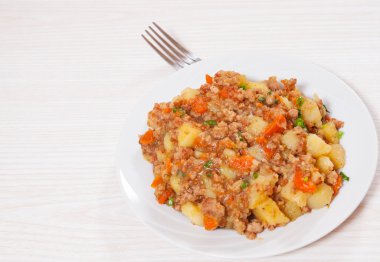 Kıyılmış et ile haşlanmış patates