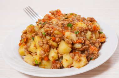 Kıyılmış et ile haşlanmış patates