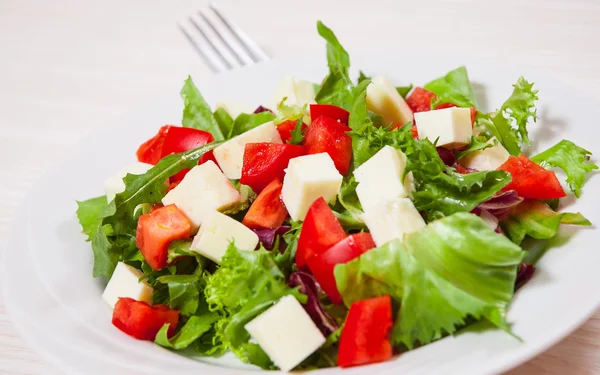 Салат из свежих овощей с сыром — стоковое фото
