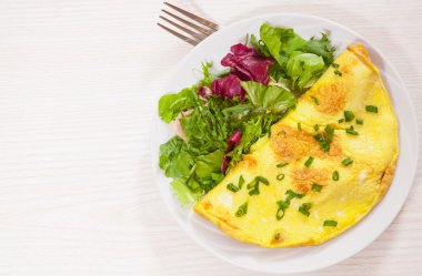 taze karışık salata yaprakları ile omlet