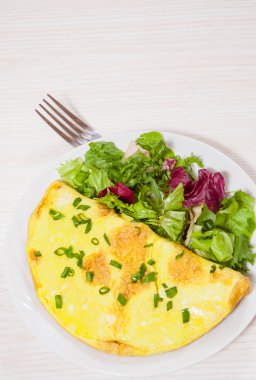 taze karışık salata yaprakları ile omlet
