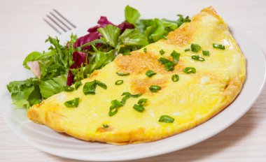 taze karışık salata yaprakları ile omlet