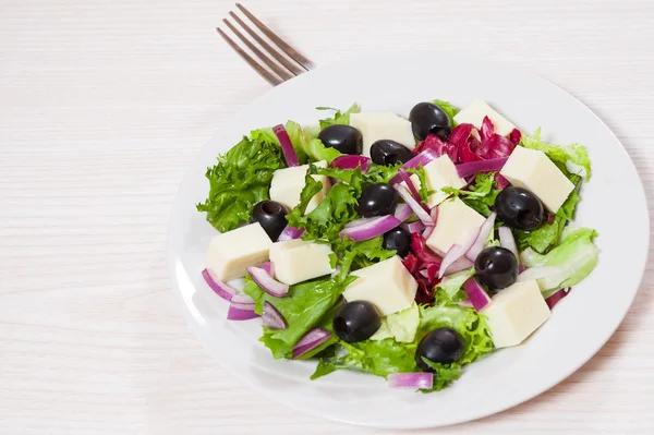 Insalata di verdure fresche con formaggio e oliva — Foto Stock