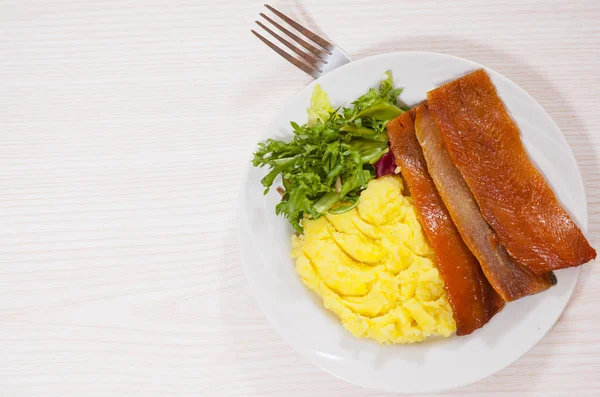 Smoked fish fillet with mashed potatoes and salad — Stock Photo, Image