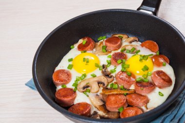 mantar ve sosis bir tavada kızarmış yumurta