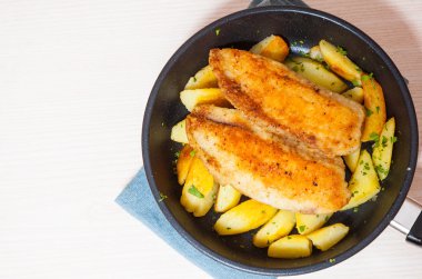 Kızarmış Balık filetosu ve bir tavada patates