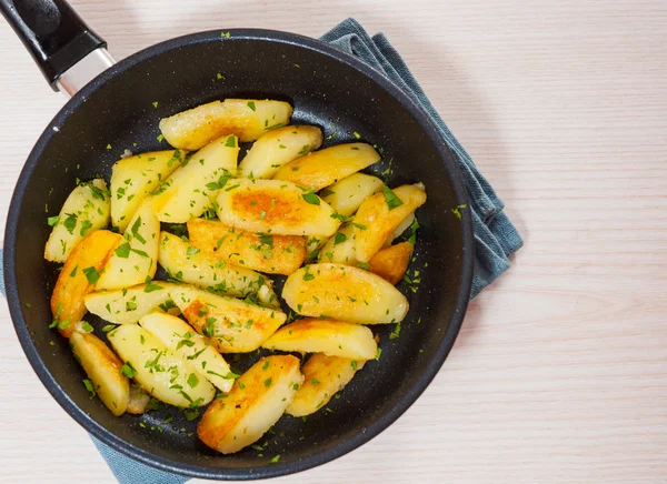 Bratkartoffeln in der Pfanne — Stockfoto