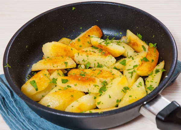 Bratkartoffeln in der Pfanne — Stockfoto