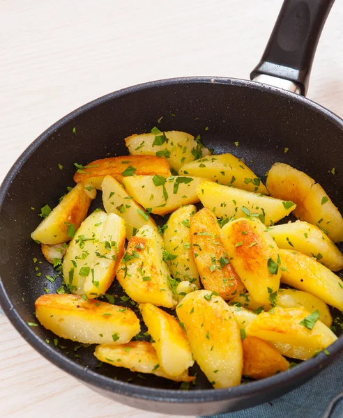 Geroosterde aardappelen in een koekenpan — Stockfoto