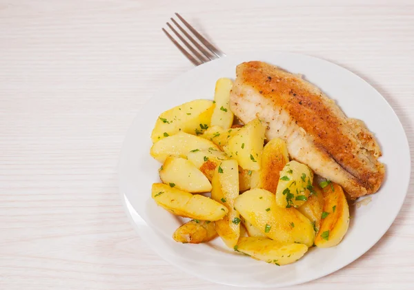 Filé de peixe frito e batatas em uma chapa — Fotografia de Stock