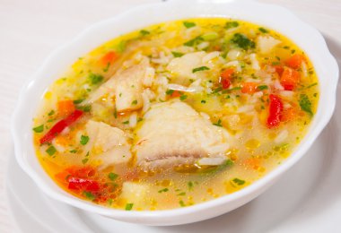 Sebze ve pirinç ile balık çorbası