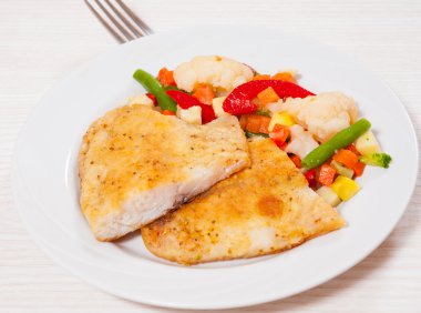 Kızarmış Balık filetosu ve karışık sebze