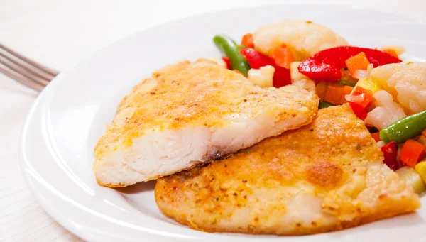 Fried fish fillet and Mixed vegetables — Stock Photo, Image