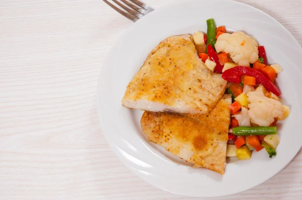 Fried fish fillet and Mixed vegetables — Stock Photo, Image