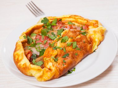 Pastırmalı omlet plaka üzerinde