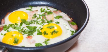 bir tavada pastırmalı kızarmış yumurta