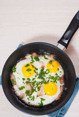 bir tavada pastırmalı kızarmış yumurta