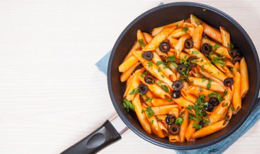 Bir tavada domates soslu Penne makarna
