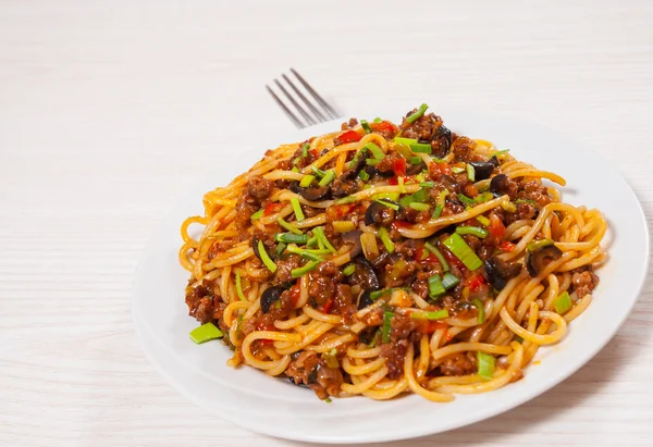 Spagetti zöldségekkel és darált hús — Stock Fotó