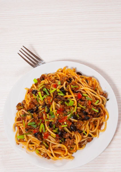 Espaguetis con verduras y carne picada —  Fotos de Stock