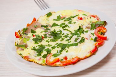 sosis, sebze ve peynir omlet