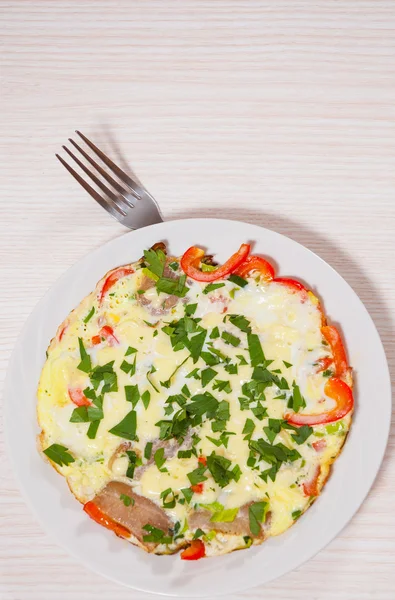 Omelete com bacon, legumes e queijo — Fotografia de Stock