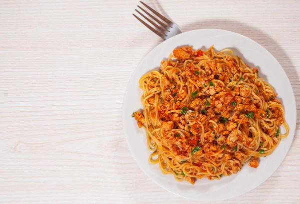 Capellini pasta med tomatsås och kött — Stockfoto