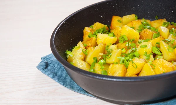 Bratkartoffeln in der Pfanne — Stockfoto