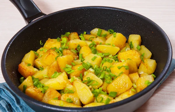 Geroosterde aardappelen in een koekenpan — Stockfoto