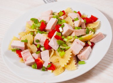 makarna salatası tavuk ve sebze