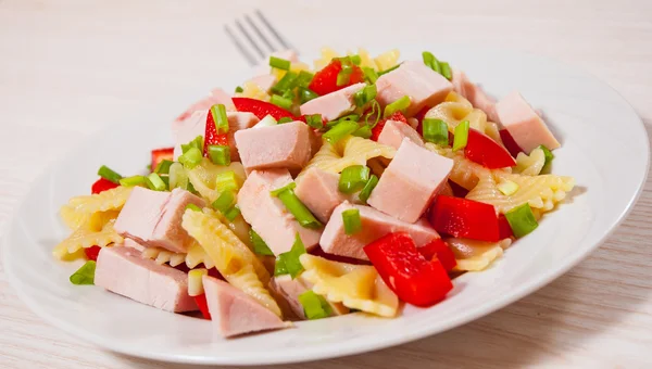 Salada de macarrão com frango e legumes — Fotografia de Stock