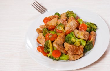 brokoli ve havuç ile haşlanmış et