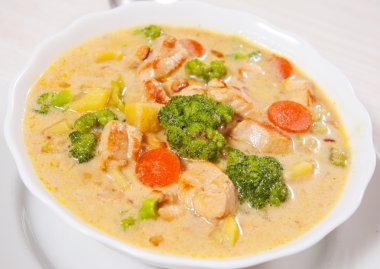 Sebze ve peynirli tavuk çorbası.